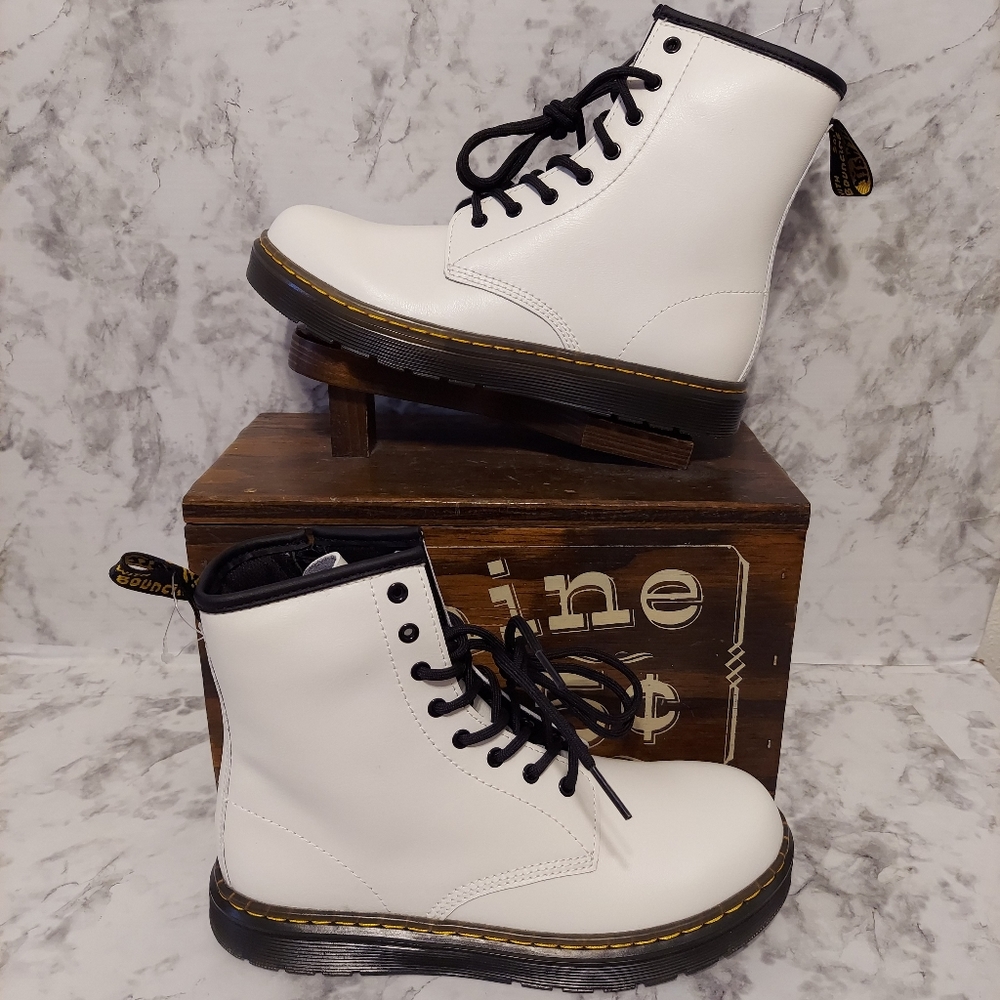🆕️brand new Dr. Martens zavalay combat boots
